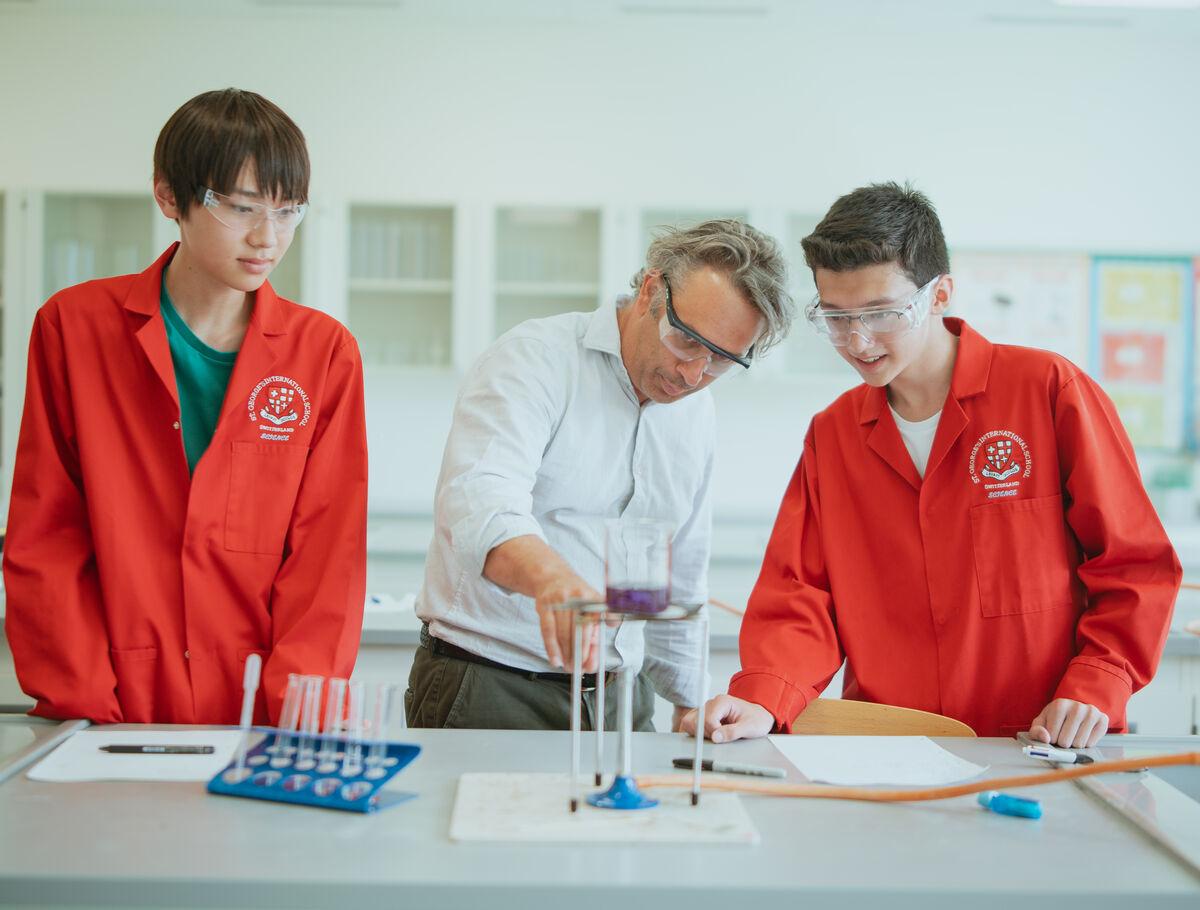 teacher showing students a science experiment