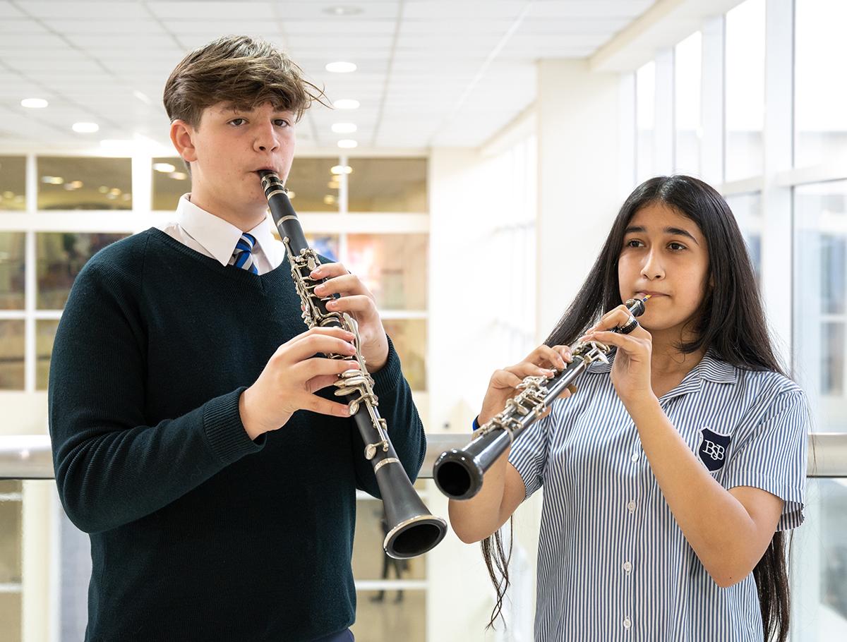 students-playing-fluit