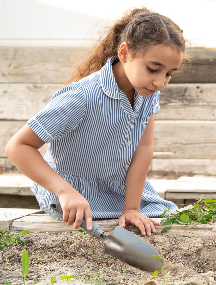 girl-gardening girl-gardening