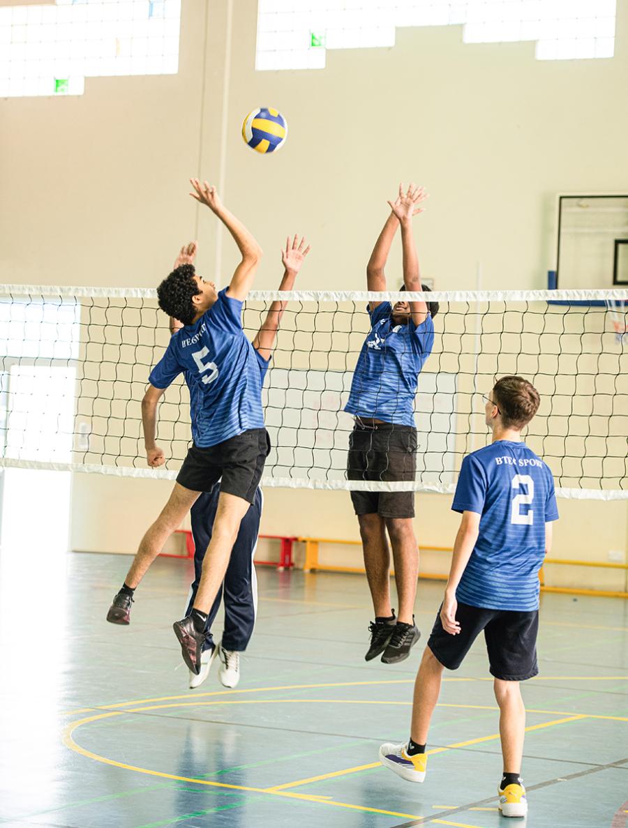 students-playing-sport students-playing-sport