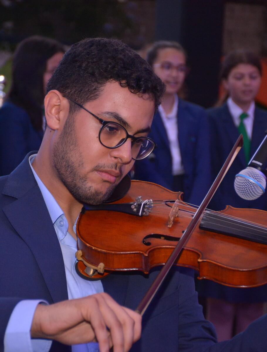 extra-curricular-activities-student-playing-violin